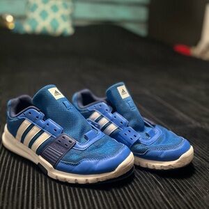 Adidas swift run shoes- size 10. Right shoe front is separating.